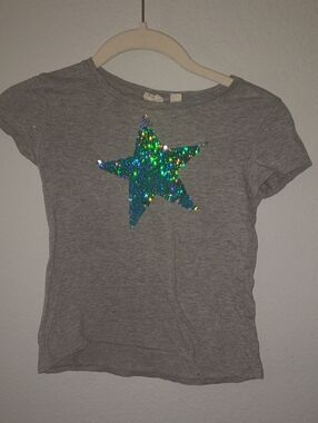 10×$13!!🔴GAP Gray Tee with Iridescent Sequin Star